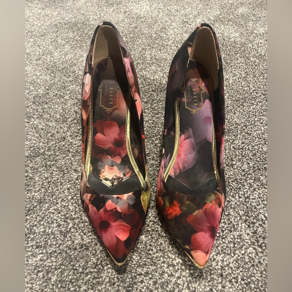 Ted Baker Neevo Satin Floral Heels with Gold Trim Womens size 38.5.